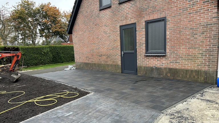Bestrating aangelegd in Leek