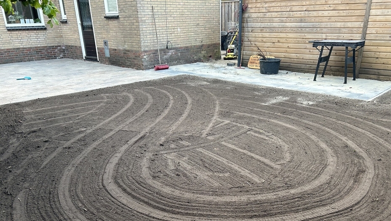 Grondwerk en bestrating van terras in Beetsterzwaag