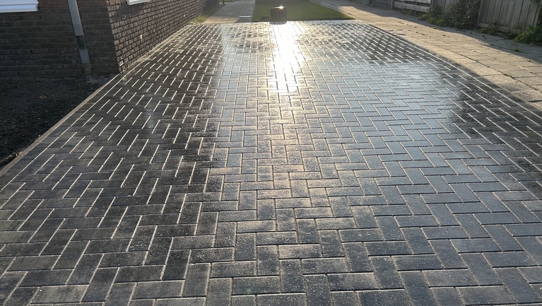 Oprit bestraten in Aldeboarn