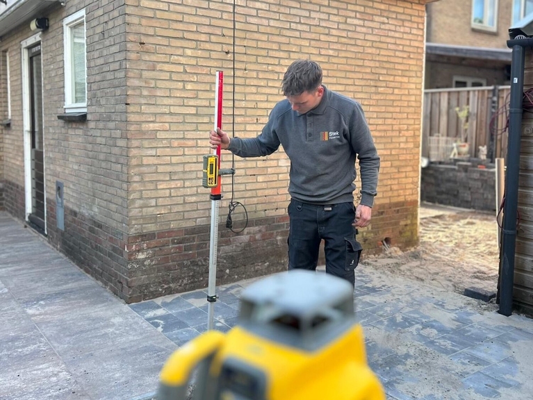 Stek Hovenier bestrating met rotatielaser