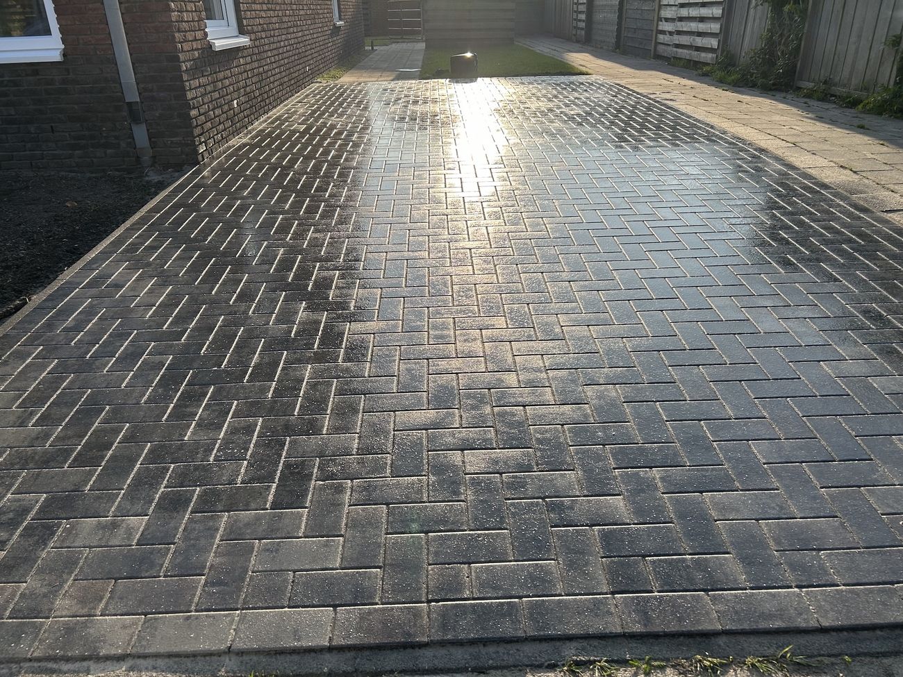 Oprit met klinkers aangelegd in Aldeboarn