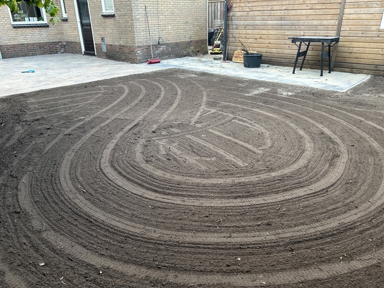 Grondwerk en bestrating van terras in Beetsterzwaag