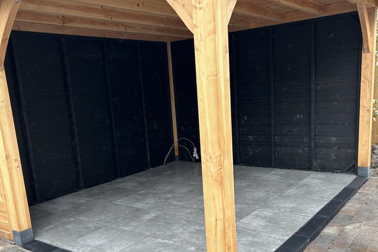 Overkapping en bestrating op maat gemaakt in Gorredijk