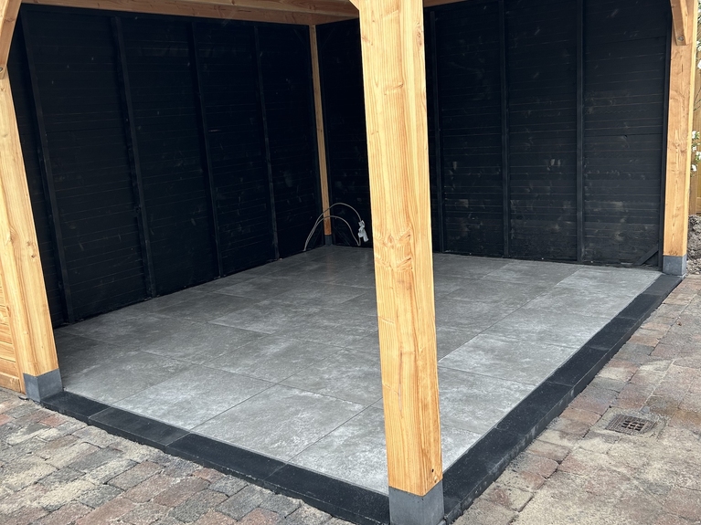 Overkapping met bestrating in Gorredijk