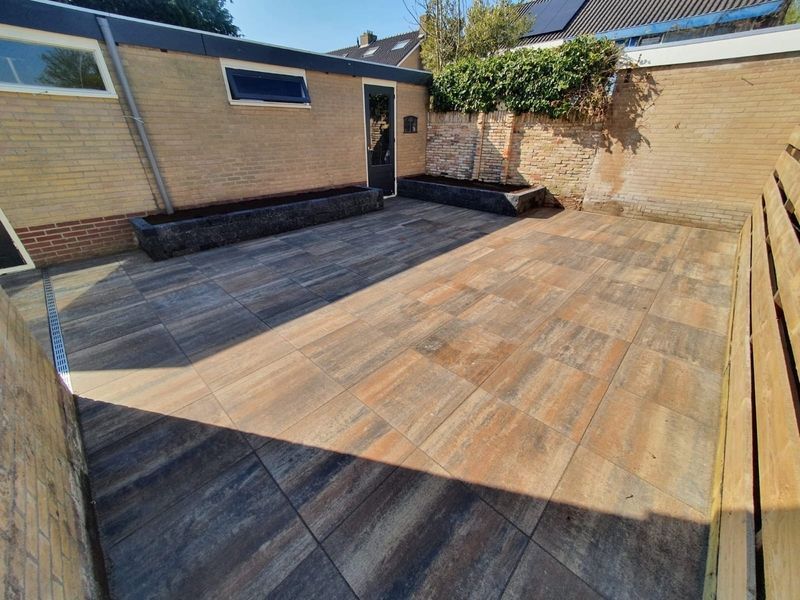 Bestrating terras door Stek Hovenier